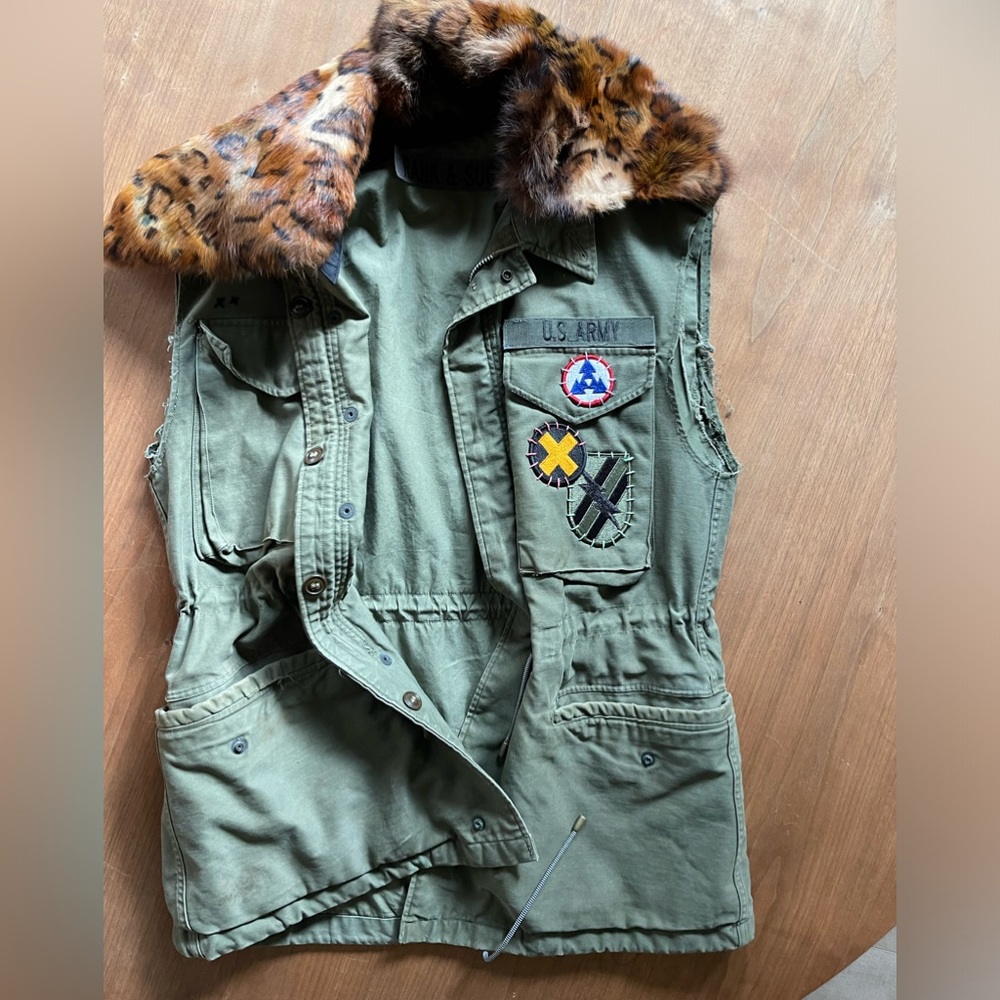 Rank and sugar vest with removable faux fur collar